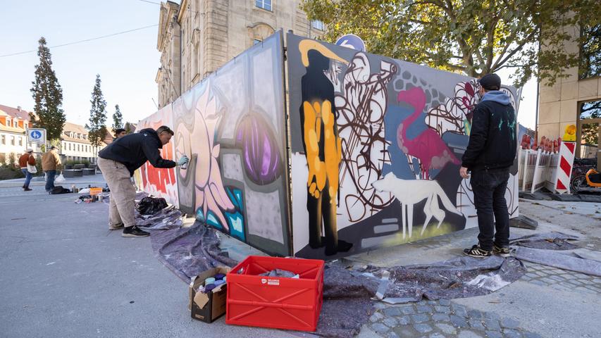 Sechs Streetart-Künstler gingen am Theatervorplatz zu Werke.