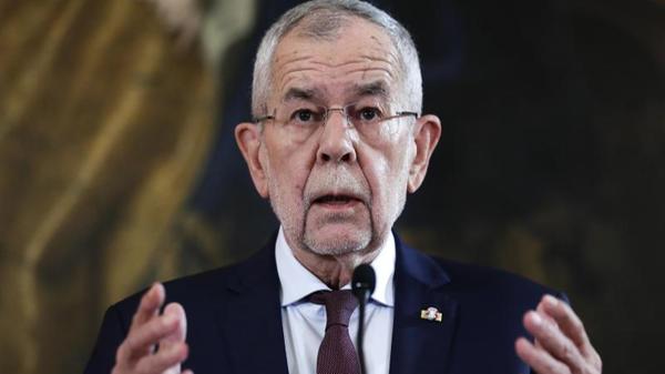 Alexander van der Bellen, Österreichs Bundespräsident, twitterte: "Präsident Putin muss den Angriff sofort stoppen und zu Verhandlungen zurückkehren." Tut er das nicht, "wird der Einsatz militärischer Gewalt auf dem europäischen Kontinent die Beziehungen zum russischen Nachbarn auf Jahrzehnte verändern."