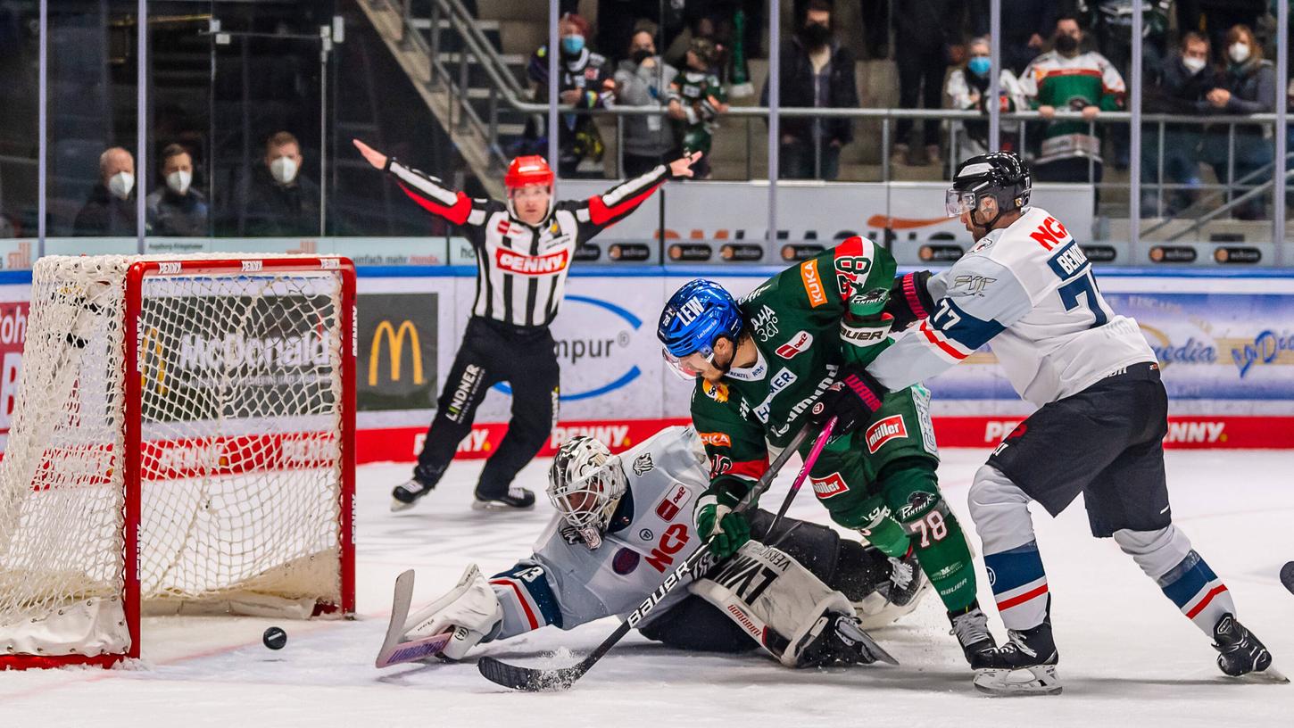 Chad Nehring (Mitte) lässt sich von Tim Bender nicht dabei stören, den Puck an Ilya Sharipov vorbei ins Nürnberger Tor zu schieben.