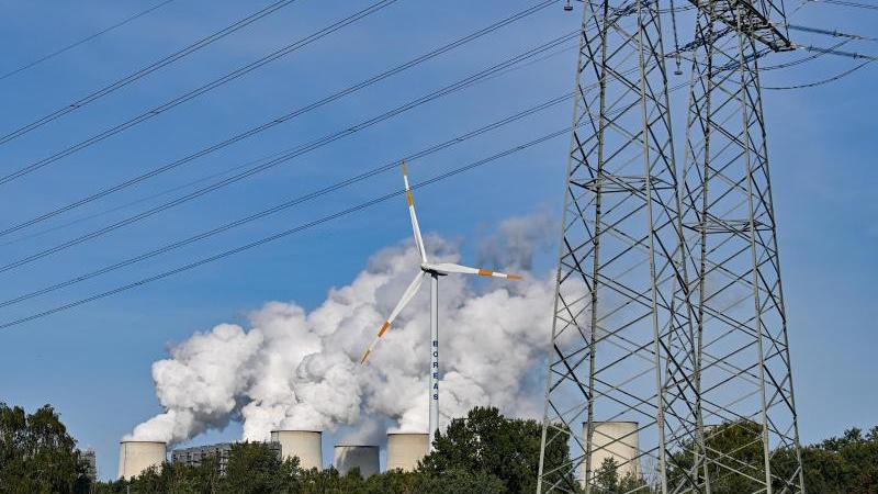 Starke Beschleunigung der Energiewende bis 2030: Laut der Studie ist der Umstieg von fossilen Energieträgern wie Kohle, Öl und Gas auf erneuerbare Energien aus Wind und Sonne von "besonderer Relevanz" (im Bild: Braunkohlekraftwerks Jänschwalde der Lausitz Energie Bergbau AG). 