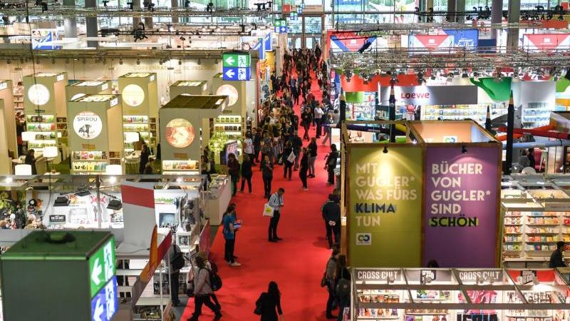 Blick über eine Ausstellungshalle der Frankfurter Buchmesse. Blick über eine Ausstellungshalle der Frankfurter Buchmesse.