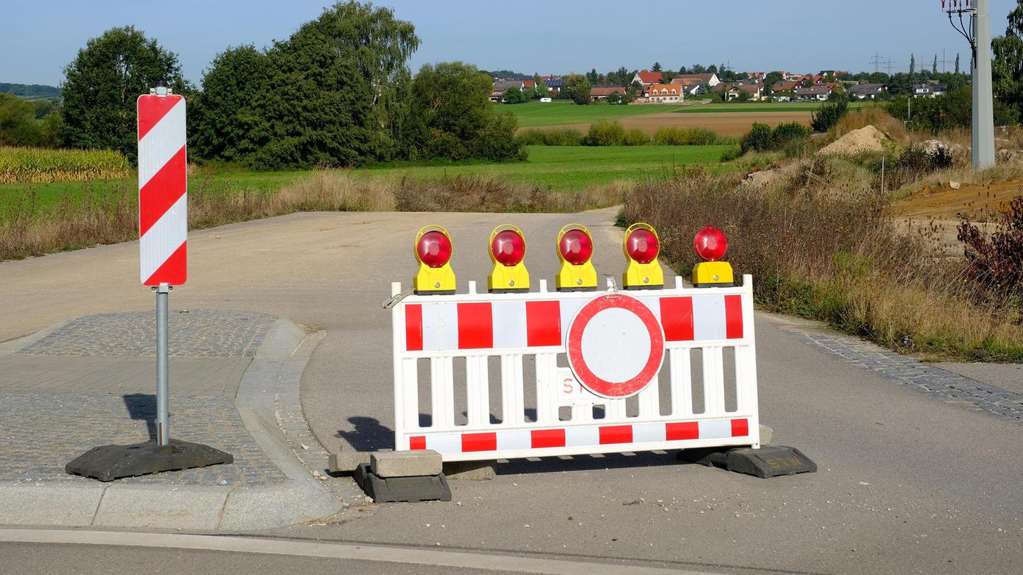 Hier endet die Weißenburger Westtangente aktuell. Mit dem zweiten Bauabschnitt bis Hattenhof (im Hintergrund) soll der zweite Abschnitt der Westtangente gebaut werden. Die Gegner der rund 900 Meter langen Trasse bitten nochmals um Unterstützung.