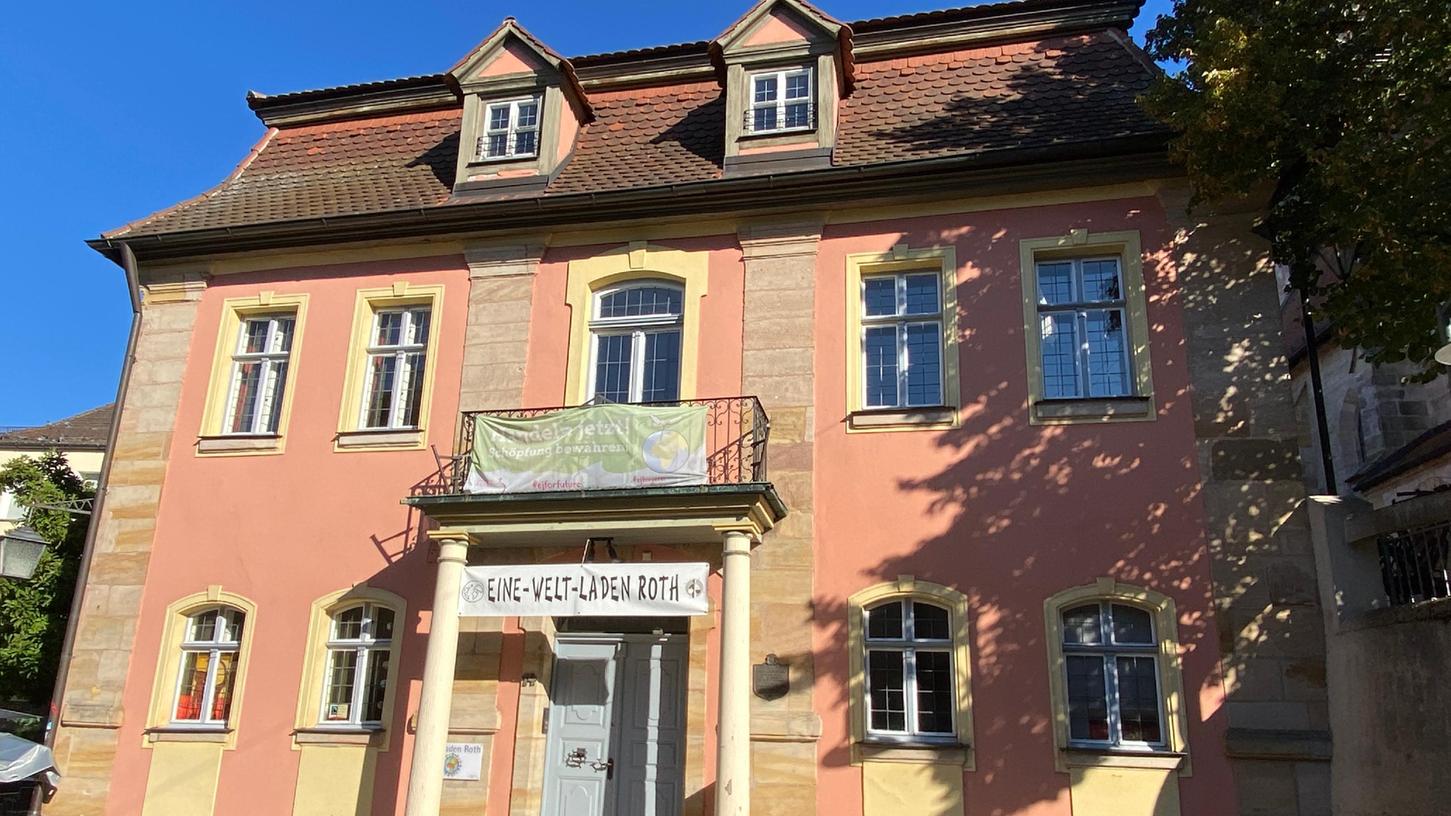 Das Alte Rathaus in Roth gehört - noch - der evangelischen Kirchengemeinde. Um die eigenen Finanzen abzusichern, muss es verkauft werden.  