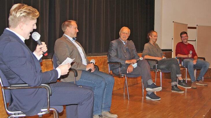Moderiert wurde die Gesprächsrunde in der Reichswaldhall von Max Dettenthaler (links), neben ihm Feuchts Bürgermeister Jörg Kotzur, dann Hans Schuierer, Krabat Ernst und Leonhard Pfeiffer. Moderiert wurde die Gesprächsrunde in der Reichswaldhall von Max Dettenthaler (links), neben ihm Feuchts Bürgermeister Jörg Kotzur, dann Hans Schuierer, Krabat Ernst und Leonhard Pfeiffer.