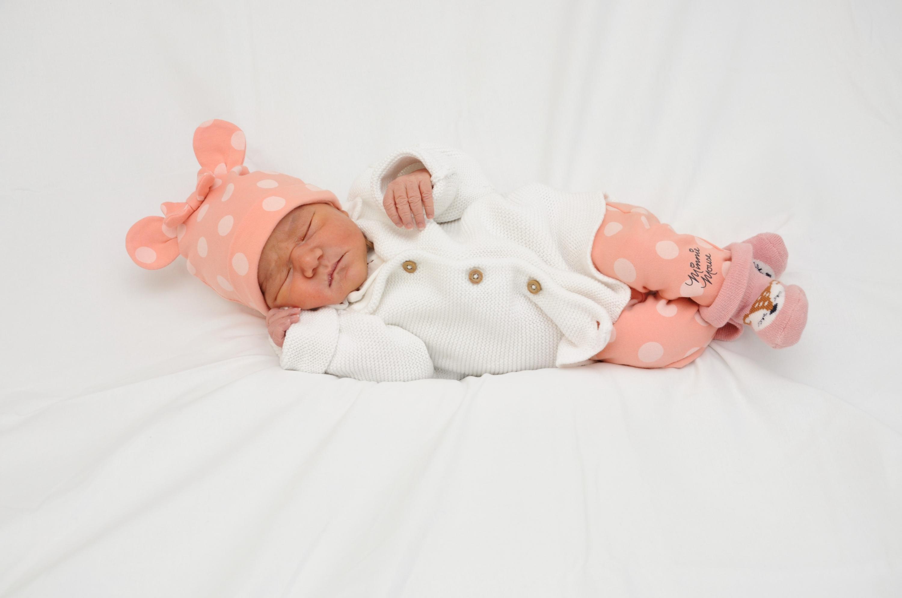 Herzlich Willkommen, kleine Maus! Amira ist am 6. Oktober im Nürnberger Südklinikum auf die Welt gekommen. Bei 51 Zentimetern bringt das kleine Mädchen 3310 Gramm auf die Waage. 