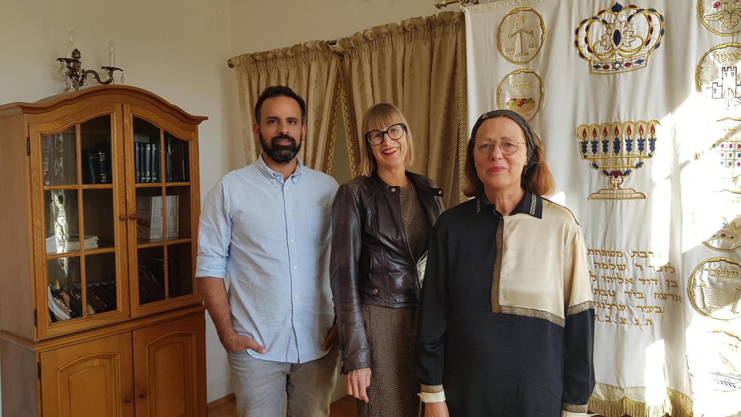 Im angemieteten Haus an der Rathsberger Straße: Ester Limburg-Klaus, Vorsitzende der Jüdischen Kultusgemeinde Erlangen, mit Rahel Or Schormann und dem Kantor Yonatan Amrani (v. re.).
Im angemieteten Haus an der Rathsberger Straße: Ester Limburg-Klaus, Vorsitzende der Jüdischen Kultusgemeinde Erlangen, mit Rahel Or Schormann und dem Kantor Yonatan Amrani (v. re.).