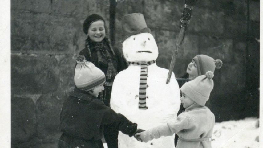 Erlangen, im Winter 1937: Erich, Hildegard und Hannelore Benesi tanzen mit einem Nachbarmädchen um einen Schneemann. 1943 ermordeten die Nazis die Benesi-Kinder gemeinsam mit ihren Eltern Jakob und Gottliebe in Auschwitz. 