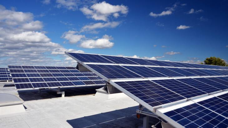 Schub für die Energiewende: Die Kreisräte geben Stadt- und Gemeindewerken die Möglichkeit, PV-Anlagen auf allen 30 Dächern der kreiseigenen Gebäude zu installieren – wenn sie denn daran Interesse haben. Schub für die Energiewende: Die Kreisräte geben Stadt- und Gemeindewerken die Möglichkeit, PV-Anlagen auf allen 30 Dächern der kreiseigenen Gebäude zu installieren – wenn sie denn daran Interesse haben.