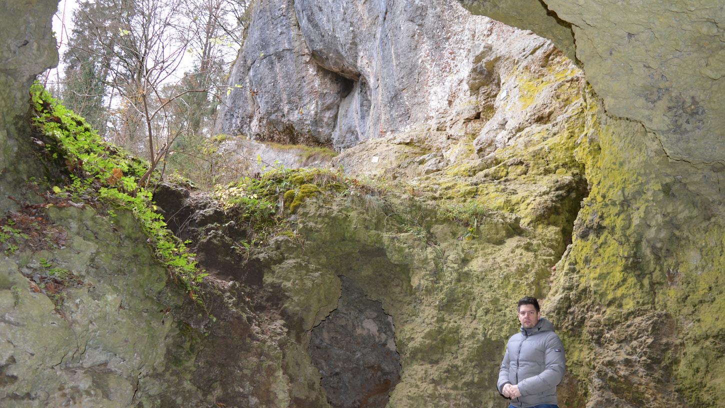 Der Ahorntaler Bürgermeister Florian Questel im Herbst 2020 bei einem Ortstermin am Schneiderloch. Der Ahorntaler Bürgermeister Florian Questel im Herbst 2020 bei einem Ortstermin am Schneiderloch.