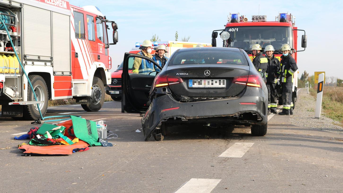 Der Unfallwagen kam auf der Fahrbahn zum Stehen.
Der Unfallwagen kam auf der Fahrbahn zum Stehen.