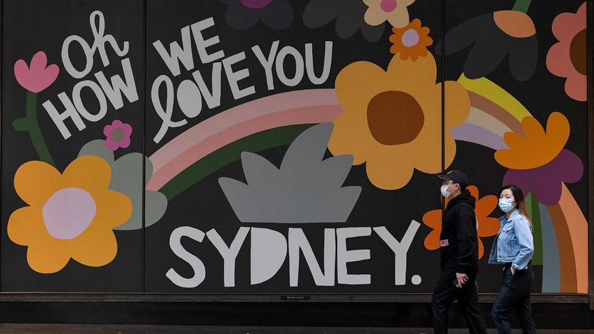 Auch Sydney hatte einen Lockdown, man trägt auch auf der Straße eine Maske, wie hier auf diesem Foto vom 11. Oktober 2021.