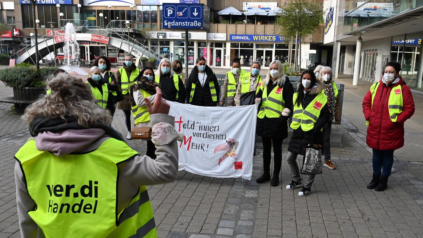 "Held*innen verdienen mehr": H&M-Mitarbeiterinnen streikten auf dem Beşiktaş-Platz in Erlangen, nahe der dortigen Filiale. 