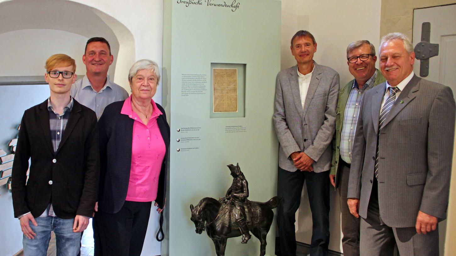  Bei deren Einweihung freuen sich Museumsleiter Jochen Ringer, Allianz-Manager Rüdiger Eisen, Vereinsvorsitzende Carola Kabelitz, Sachgebietsleiter Joachim Reindler vom Amt für Ländliche Entwicklung Mittelfranken, 2. Vorsitzender Peter Wagner und Erster Bürgermeister Klaus Meier (v. l.) über die neuen Stationen im Neustädter "Markgrafenmuseum".