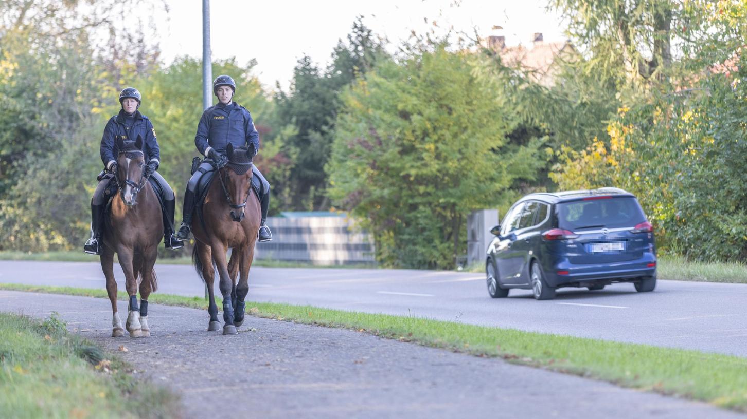 Eine 26-Jährige wurde am Sonntagmorgen schwer verletzt am Rande des Burgstallwalds in Gunzenhausen aufgefunden. Bei der Suche nach einem möglichen Täter wurde auch berittene Polizei eingesetzt.