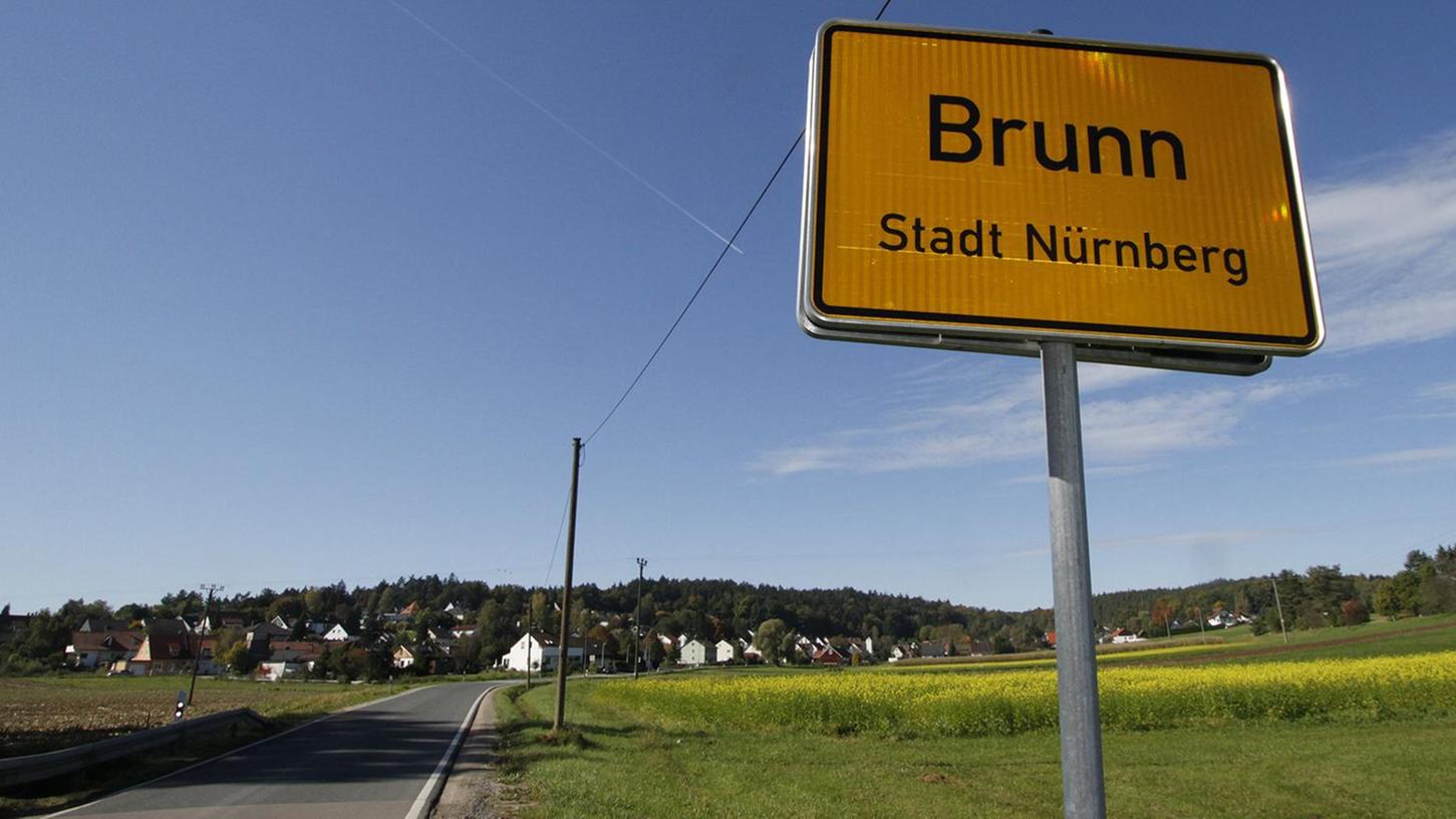 Ein Dörfchen in der Stadt: "Brunn - Stadt Nürnberg" steht auf dem Ortsschild. Mit der kommunalen Gebietsreform in Bayern verloren einige angrenzende Siedlungen ihre Unabhängigkeit gegen das Versprechen, städtisch zu werden.