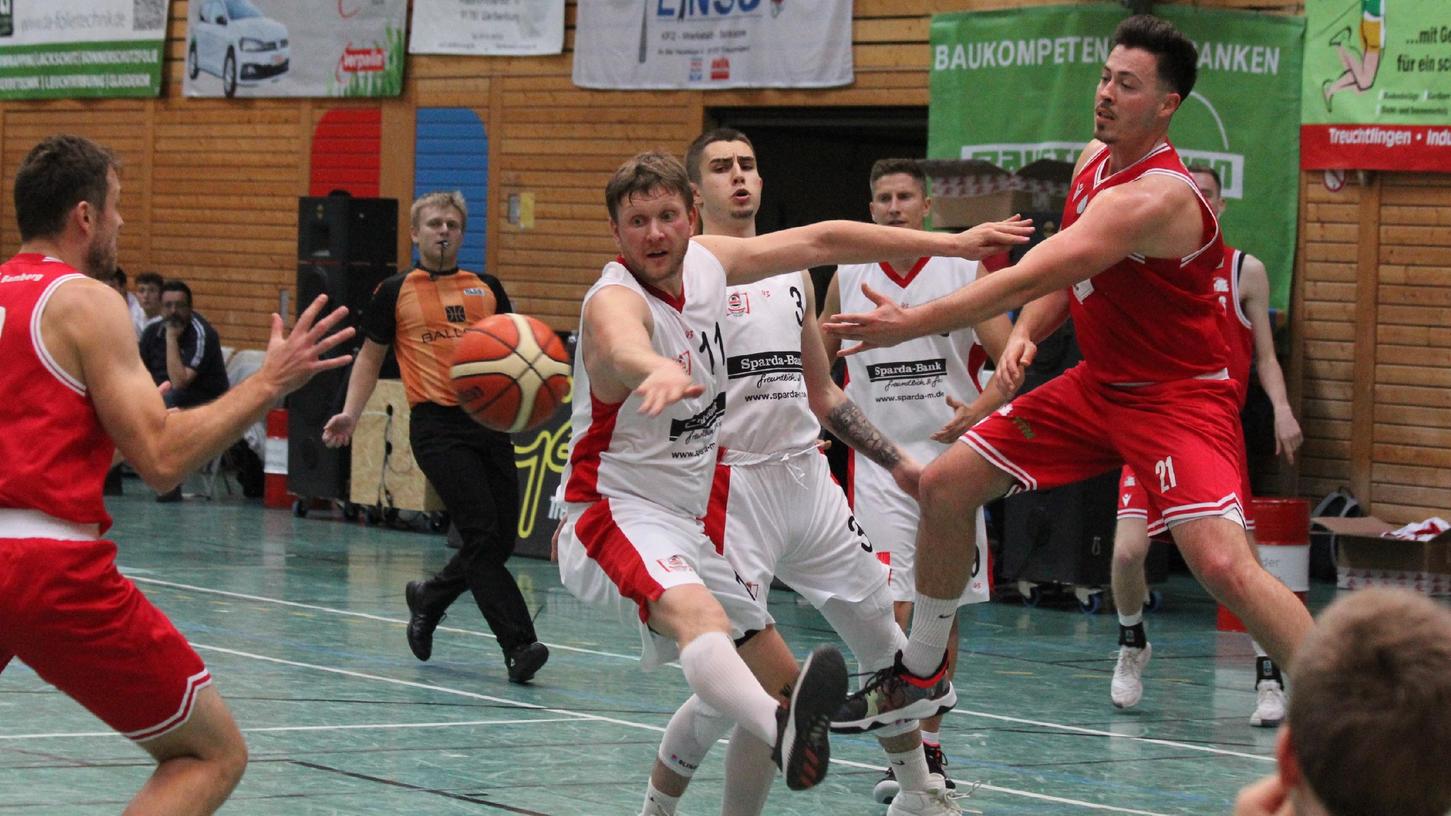 Härtetest vor dem Saisonauftakt: Die VfL-Baskets Treuchtlingen gewannen das Duell der Regionalligisten gegen Bamberg mit 95:88. Stefan Schmoll (Mitte) erzielte 28 Punkte.
Härtetest vor dem Saisonauftakt: Die VfL-Baskets Treuchtlingen gewannen das Duell der Regionalligisten gegen Bamberg mit 95:88. Stefan Schmoll (Mitte) erzielte 28 Punkte.