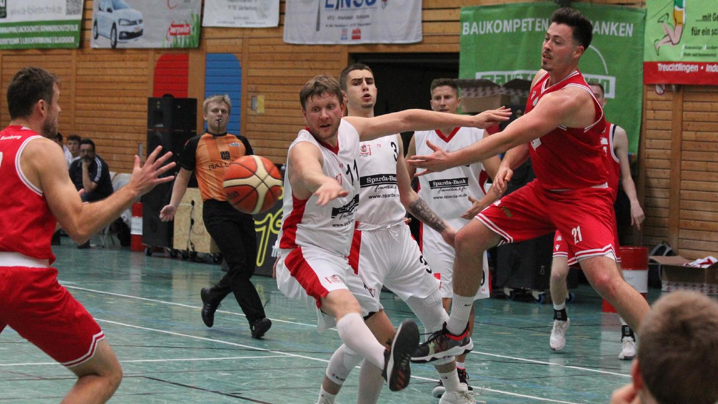 Härtetest vor dem Saisonauftakt: Die VfL-Baskets Treuchtlingen gewannen das Duell der Regionalligisten gegen Bamberg mit 95:88. Stefan Schmoll (Mitte) erzielte 28 Punkte.