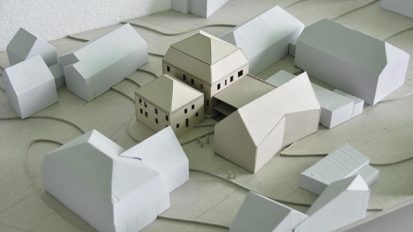 Jetzt kann es weitergehen mit den Planungen für das Streuobstkompetenzzentrum. Die vom Stadtrat favorisierte Variante für den Neubau ist ein Satteldach mit geknickter Fassade.
Jetzt kann es weitergehen mit den Planungen für das Streuobstkompetenzzentrum. Die vom Stadtrat favorisierte Variante für den Neubau ist ein Satteldach mit geknickter Fassade.