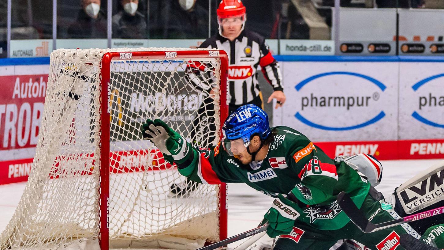 Auf den ersten Blick nicht zu erkennen: Ein Tor in Augsburg (hier erzielt Chad Nehring gerade das 2:0) litt unter Netzschwäche.
Auf den ersten Blick nicht zu erkennen: Ein Tor in Augsburg (hier erzielt Chad Nehring gerade das 2:0) litt unter Netzschwäche.
