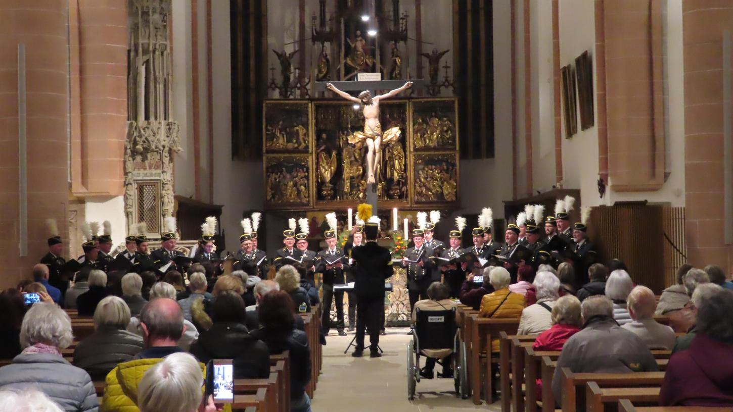 In traditioneller Bergmannstracht sang der Saarknappenchor in der Stadtkirche St. Johannes d.T. und St. Martin unter der Leitung von Andreas Fulda.
In traditioneller Bergmannstracht sang der Saarknappenchor in der Stadtkirche St. Johannes d.T. und St. Martin unter der Leitung von Andreas Fulda.