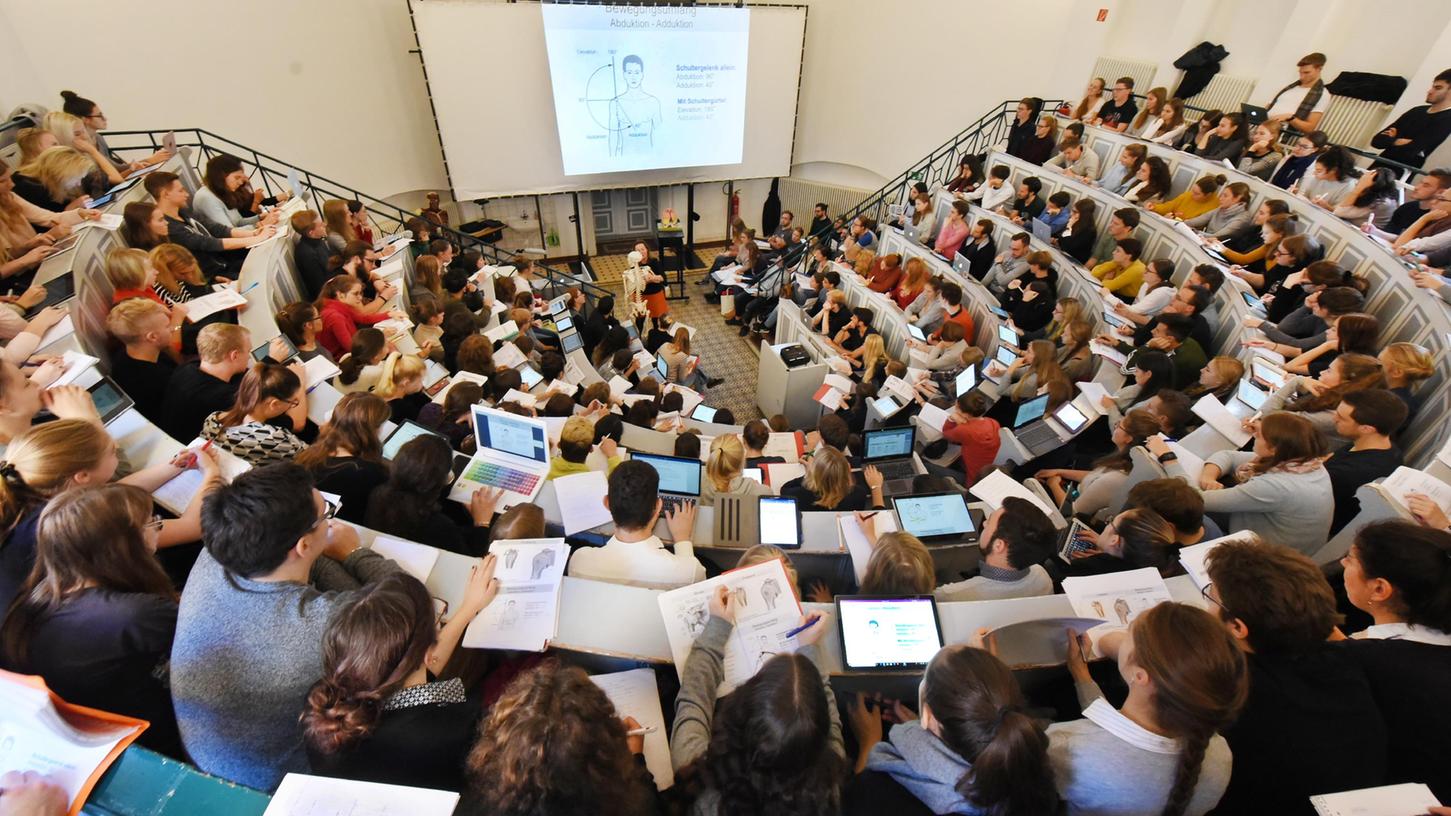 So dicht wie vor der Pandemie werden die Studierenden im Hörsaal nicht mehr zusammensitzen - zumindest nicht ohne Maske. Dennoch soll der Großteil der Vorlesungen und Seminare wieder in Präsenz stattfinden.
So dicht wie vor der Pandemie werden die Studierenden im Hörsaal nicht mehr zusammensitzen - zumindest nicht ohne Maske. Dennoch soll der Großteil der Vorlesungen und Seminare wieder in Präsenz stattfinden.