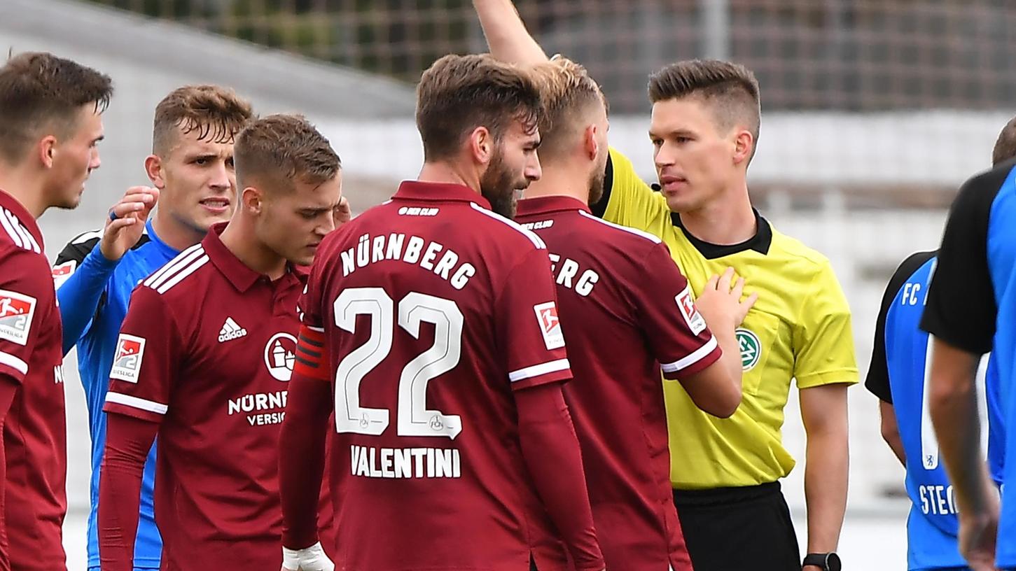 So nicht: Fabian Nürnberger (Dritter von links) wurde am Freitag von Schiedsrichter Patrick Hanslbauer vorzeitig zum Duschen geschickt.
So nicht: Fabian Nürnberger (Dritter von links) wurde am Freitag von Schiedsrichter Patrick Hanslbauer vorzeitig zum Duschen geschickt.