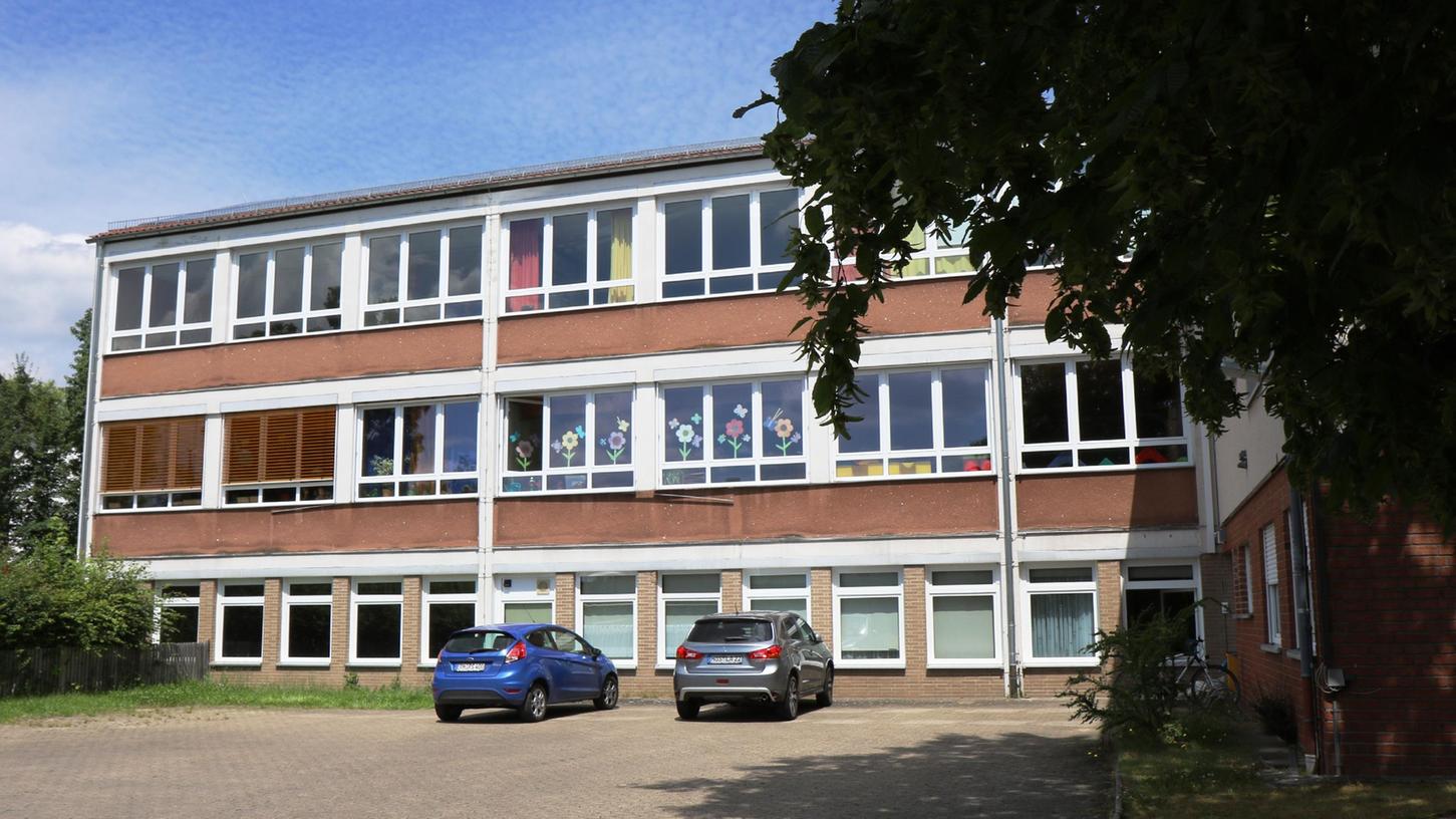 Der alte Aischer Kindergarten bleibt stehen, bis der neue errichtet ist, dann wird das alte Gebäude abgetragen. Foto: Niko Spörlein Der alte Aischer Kindergarten bleibt stehen, bis der neue errichtet ist, dann wird das alte Gebäude abgetragen. Foto: Niko Spörlein