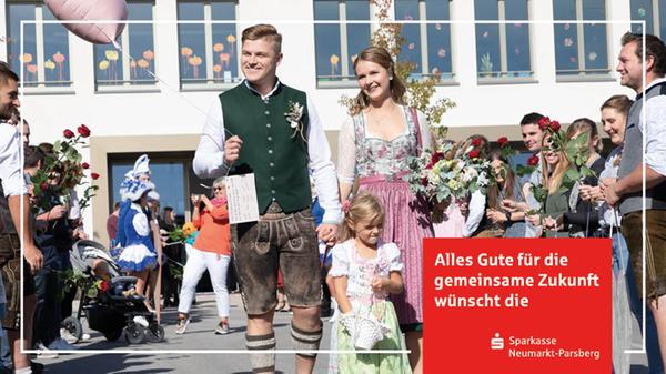 Bei schönstem Hochzeitswetter gaben sich Marlena Pätzold und Johannes Pirkl vor dem Pilsacher Bürgermeister Andreas Truber das Ja-Wort. Die beiden lernten sich vor acht Jahren in Niederhofen kennen und sind seit Oktober 2013 ein Paar. Nach der Trauung wurden das frisch vermählte Brautpaar mit einem langen Spalier vor der Schule in Pilsach überrascht. Die Hechtonia aus Berching, der Schützenverein Pilsach, die Arbeitskollegen von der Firma Dehn und der Raiffeisenbank Neumarkt sowie viele Freunde und die Familie kamen, um mit ihnen auf eine glückliche Zukunft anzustoßen. Nach dem Sektempfang hatte das Brautpaar zur Hochzeitfeier nach Pfeffertshofen ins Dorfhaus eingeladen.