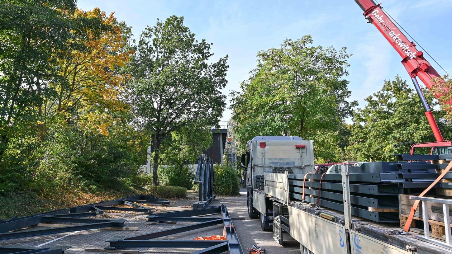 Am Montag wurden die Teile abgeladen, die im Laufe der Woche zusammengeschweißt werden, um künftig als Stahlfachwerk-Korsett das Dach der Hilpoltsteiner Stadthalle zu stabilisieren.