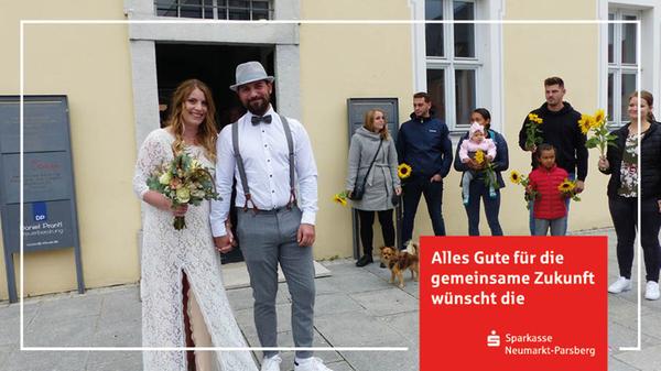 Vor vier Jahren liefen sich Ramona Salver aus dem Freystädter Ortsteil Kiesenhof und Marcel Banning aus Pilsach im Neumarkter "Milljöh" das erste Mal über den Weg und fanden sich auf Anhieb sympathisch. So wuchs die große Liebe, die beide nun mit dem Eheversprechen besiegelten. Standesbeamtin Susanne Engelhardt traute die Brautleute im Beisein der Familien im historischen Ambiente des Künstlertreffs im Freystädter Spital. Nach der Trauung grüßten die ehemaligen Arbeitskollegen der Braut von der Firma Schick, Freunde und Verwandte mit einem Spalier und gratulierten. Die 27-jährige kaufmännische Angestellte und der 30-jährige Maurer wohnen im Elternhaus der Braut in Kiesenhof.