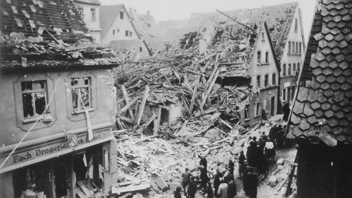 Schwere Zerstörungen in der Altstadt, wie hier in der Benkendorferstraße, brachte vor allem die dritte Welle, der Hauptangriff. Neben den Sprengbomben warfen die britischen Kampfflugzeuge auch viele Brandbomben. 