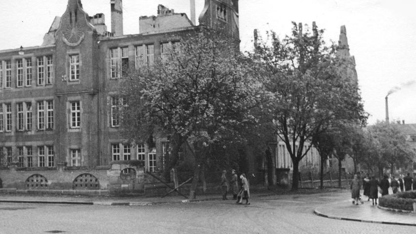 Die Luitpoldschule wurde von Brandbomben getroffen. Der Dachstuhl brannte nieder. Im Laufe des Jahres 1942 wurden alle Schäden beseitigt.
Die Luitpoldschule wurde von Brandbomben getroffen. Der Dachstuhl brannte nieder. Im Laufe des Jahres 1942 wurden alle Schäden beseitigt.