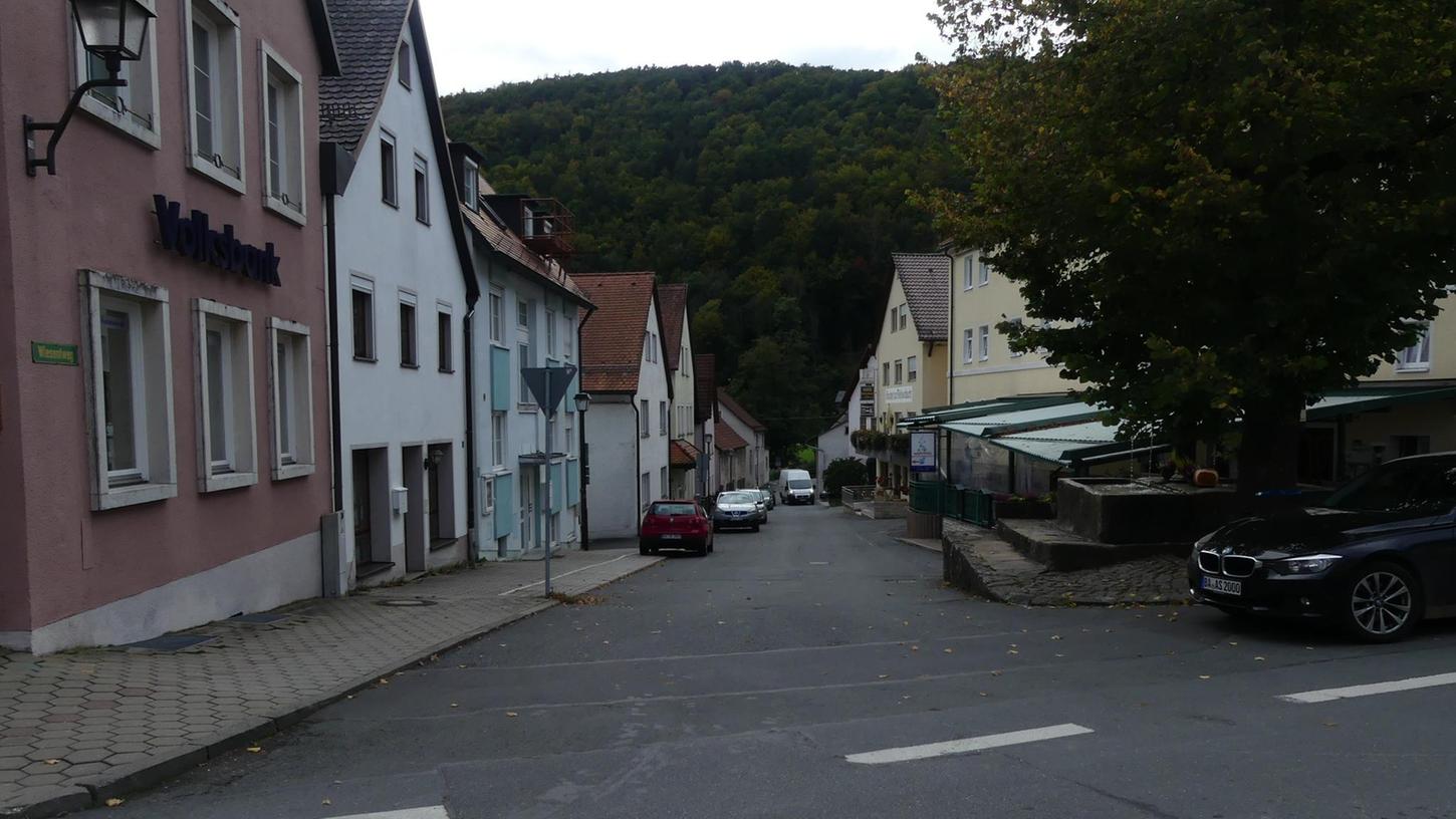 Flächenentsiegelung wird eine der Aufgaben der Dorferneuerung in Muggendorf sein. Flächenentsiegelung wird eine der Aufgaben der Dorferneuerung in Muggendorf sein.