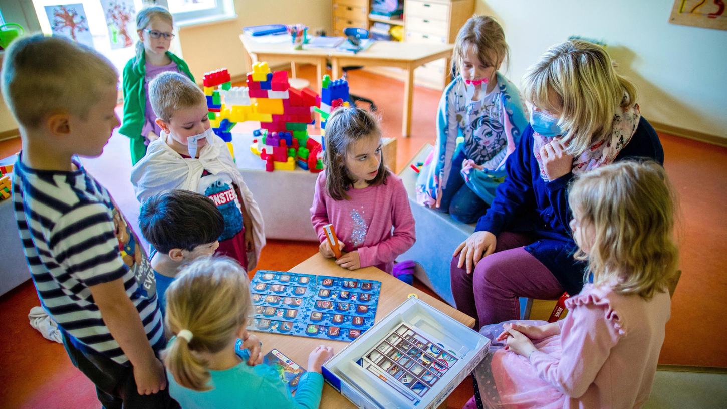 Dass im Fall eines positiven Coronatests in einer Kita so wenig verbindlich geregelt ist, können Erzieherinnen und Eltern nicht nachvollziehen. Das Bild ist ein Symbolbild. 