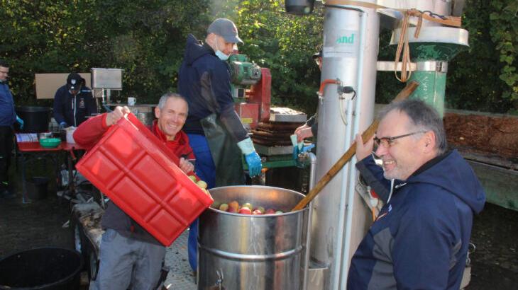 Drei Tonnen Äpfel wurden in Hedersdorf zu Saft verarbeitet. Insgesamt sieben Helfer waren ständig an der mobilen Apfelpresse am Feuerwehrhaus beschäftigt. Drei Tonnen Äpfel wurden in Hedersdorf zu Saft verarbeitet. Insgesamt sieben Helfer waren ständig an der mobilen Apfelpresse am Feuerwehrhaus beschäftigt.