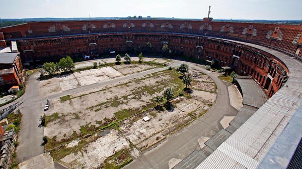 Blick in den Innenhof, der nie als Innenhof gedacht war - ursprünglich sollte es ja eine Halle werden. Hier soll nun – eine weitere Überlegung der Stadt – übergangsweise das Nürnberger Opernhaus untergebracht werden. Dessen Sanierung ist überfällig und nicht mehr länger aufschiebbar. Ein erstes Gutachten sagt: Theoretisch ist es durchaus möglich, hier interimsmäßig ein großes Musiktheater unterzubringen ...