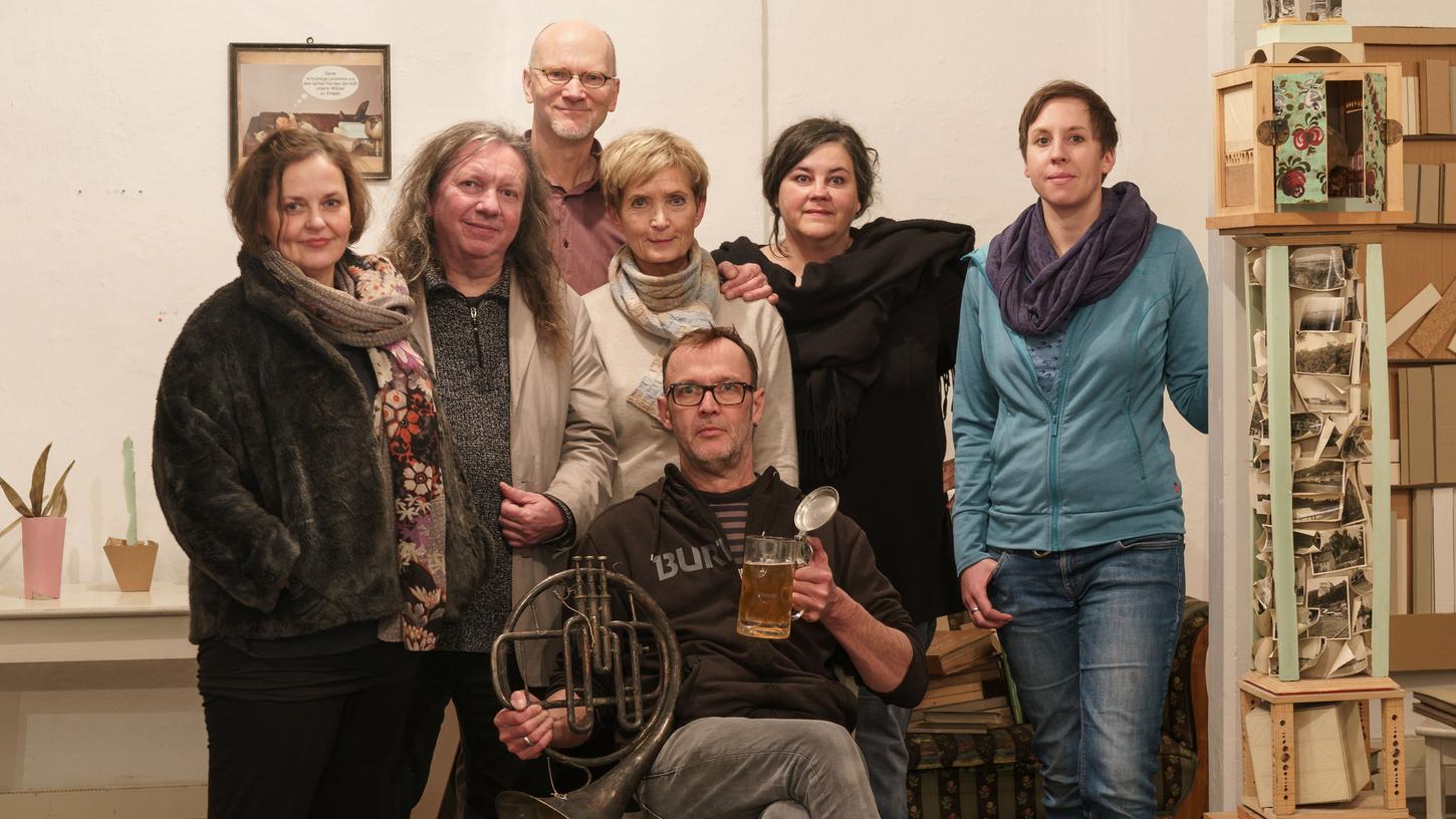 Das Bernstein­zimmer-Team mit Brigitta Haupt, Fredder Wanoth, Detlef Paulig, Helga von Rauffer, Anders Möhl, Birgit Nadrau, Claudia Schulz (v.l.n.r.)