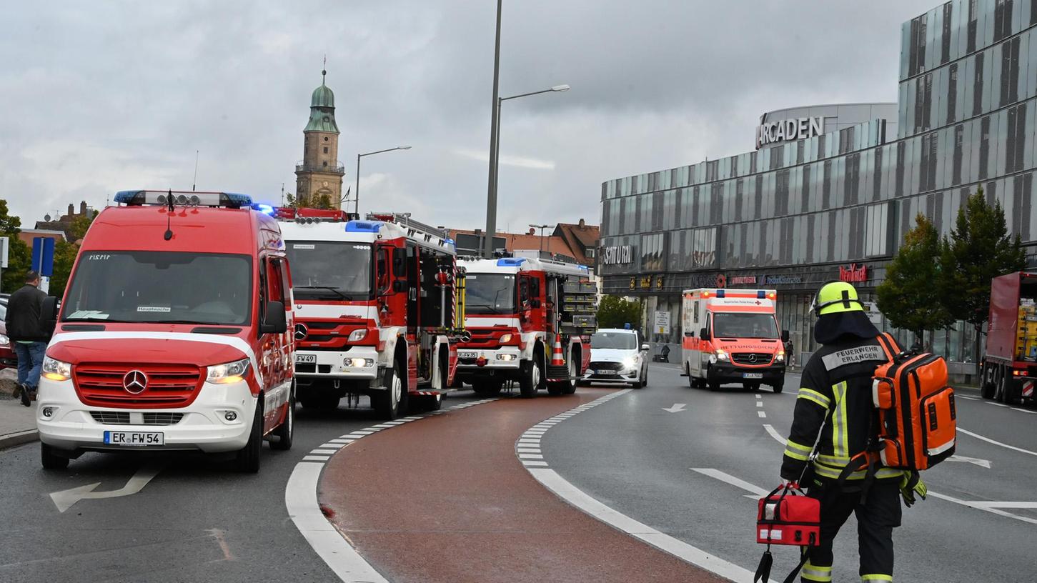 Weil eine Person auf dem oberen Parkdeck der Arcaden Hilfe benötigte, waren Feuerwehr, Rettungsdienst und Polizei im Großeinsatz. Die Güterbahnhofstraße war komplett gesperrt.