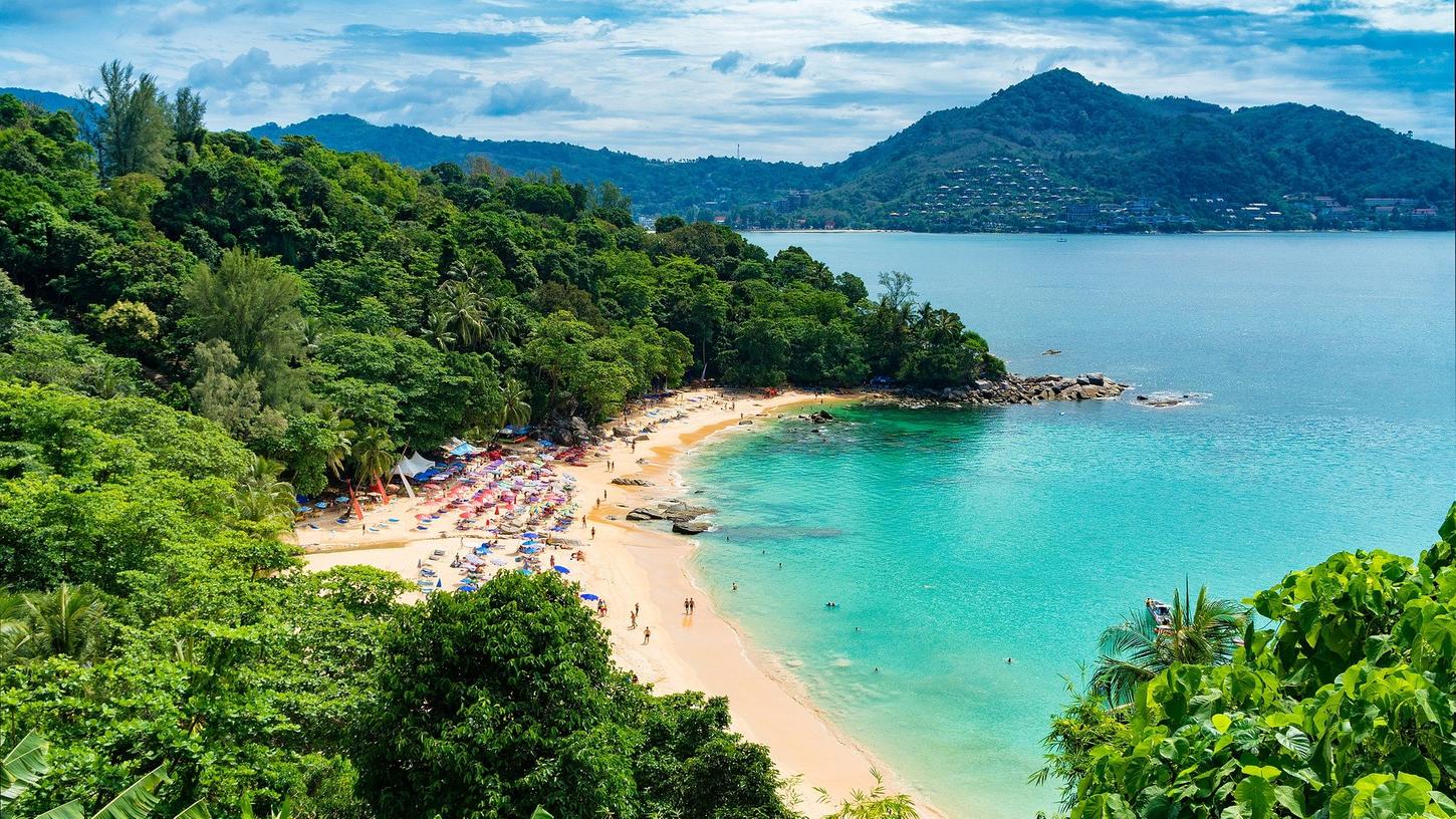 Thailand lockt jährlich Millionen Touristinnen und Touristen an. Thailand lockt jährlich Millionen Touristinnen und Touristen an.