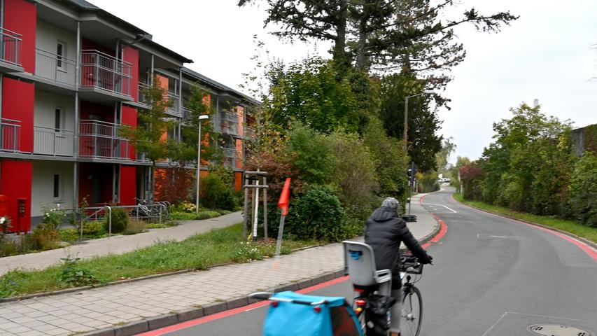 Für Fahrradstraße in Erlangen wurden Parkplätze vor Senioren-Wohnanlage abgeschafft
