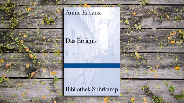Wenn erst die Verfilmung, soeben in Venedig mit dem Goldenen Löwen gekürt, ins Kino kommt, wird auch das Buch davon profitieren. Man fragt sich nur: Wie lässt sich "Das Ereignis" überhaupt verfilmen? Es geht autobiografisch um eine Abtreibung im Jahr 1964 und die Nöte, die sich daraus ergaben, aber wie alle der schmalen Werke von Annie Ernaux ist der Reiz der Geschichte das Moment des Erinnerns: das schwierige und schmerzhafte Eintauchen in eine Welt, die die französische Autorin erst anhand ihres Tagebuchs und Kalenders rekonstruieren muss. Auch literarisch also: ein Ereignis! (Suhrkamp, 18 Euro) Wolf Ebersberger