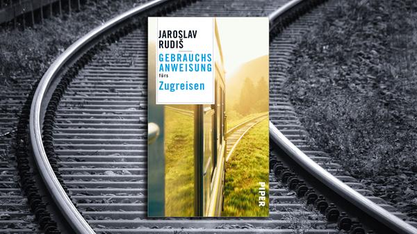 Mit seinem vor einiger Zeit erschienenen Roman "Winterbergs letzte Reise" hat der tschechische Autor Jaroslav Rudiš wunderbar vorgeführt, dass das Reisen mit der Bahn auch eine Abenteuerfahrt mitten hinein in die vergangene Geschichte Mitteleuropas sein kann. Kreuz und quer, von Berlin über Wien nach Sarajevo, begeben sich da zwei ungleiche Antihelden auf die Suche nach verlorenen Zeiten, begegnen fremden Schicksalen und sich selber im Fahrplantakt. Mit seiner "Gebrauchsanweisung fürs Zugreisen" (Piper, 15 Euro) legt der Schriftsteller nun quasi den höchst amüsanten theoretischen Unterbau vor: die Entdeckung der Langsamkeit auf Schienen und eine Sammlung skurriler Anekdoten und Erzählungen zwischen Speisewagen und Vorort-Bahnhof, Schaffner-Sehnsüchten und Schmalspur-Glück. Bernd Noack