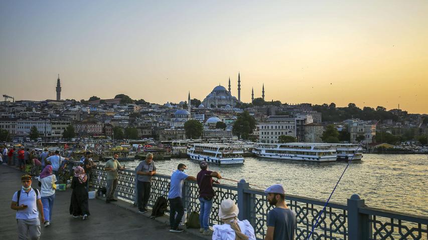 Die Istanbuler Galata-Brücke - fast ohne Touristen.
Die Istanbuler Galata-Brücke - fast ohne Touristen.