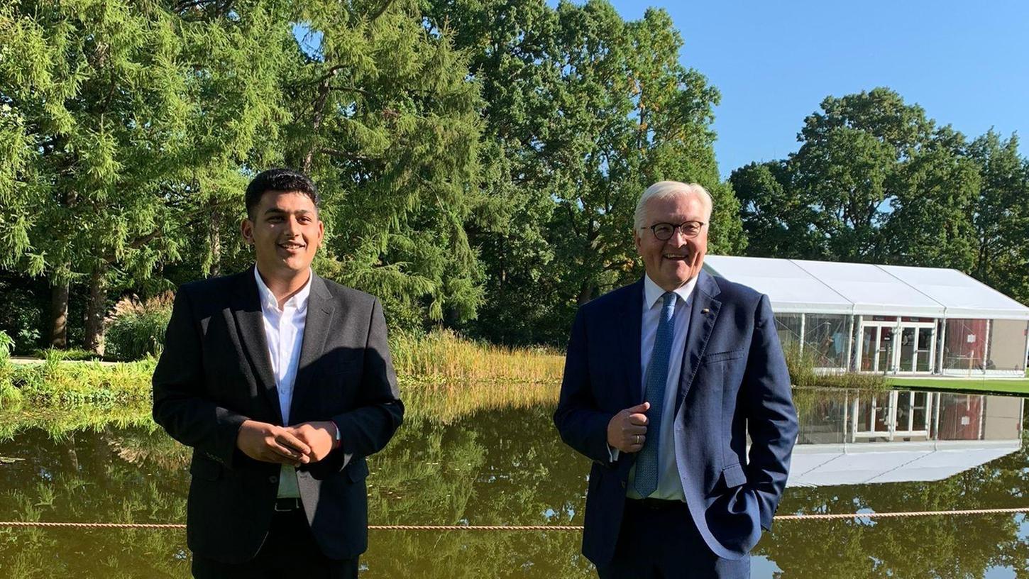 Für das Foto mit Bundespräsident Frank-Walter Steinmeier durfte Haram Dar die Maske abnehmen. Sonst waren die Hygienemaßnahmen streng.
Für das Foto mit Bundespräsident Frank-Walter Steinmeier durfte Haram Dar die Maske abnehmen. Sonst waren die Hygienemaßnahmen streng.