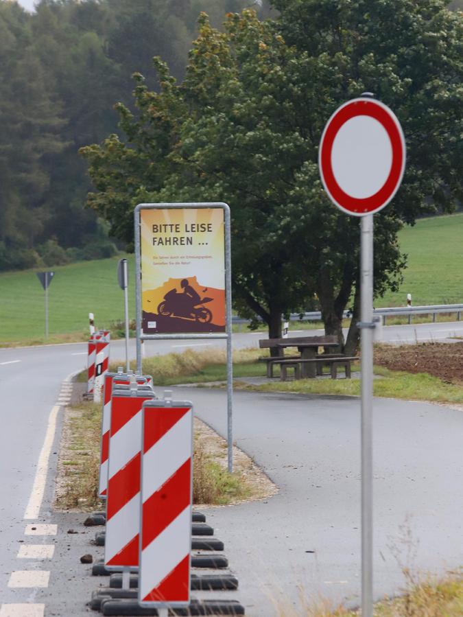 Warnbaken halten Autos vom Parken in den Parkbuchten ab. Hinweisschilder erinnern Motorradfahrer, leise zu fahren.
Warnbaken halten Autos vom Parken in den Parkbuchten ab. Hinweisschilder erinnern Motorradfahrer, leise zu fahren.