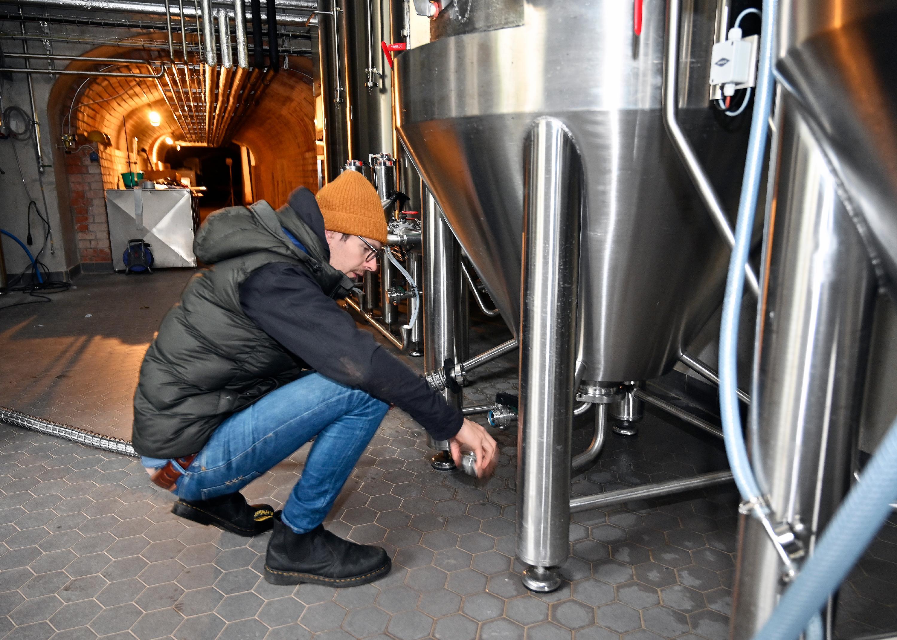 Es ist ein großer Traum, der für Vincenz Schiller wahr wird: Er braut nun sein eigenes Bier direkt im Erlanger Berg. Das hat es bisher noch nicht gegeben.