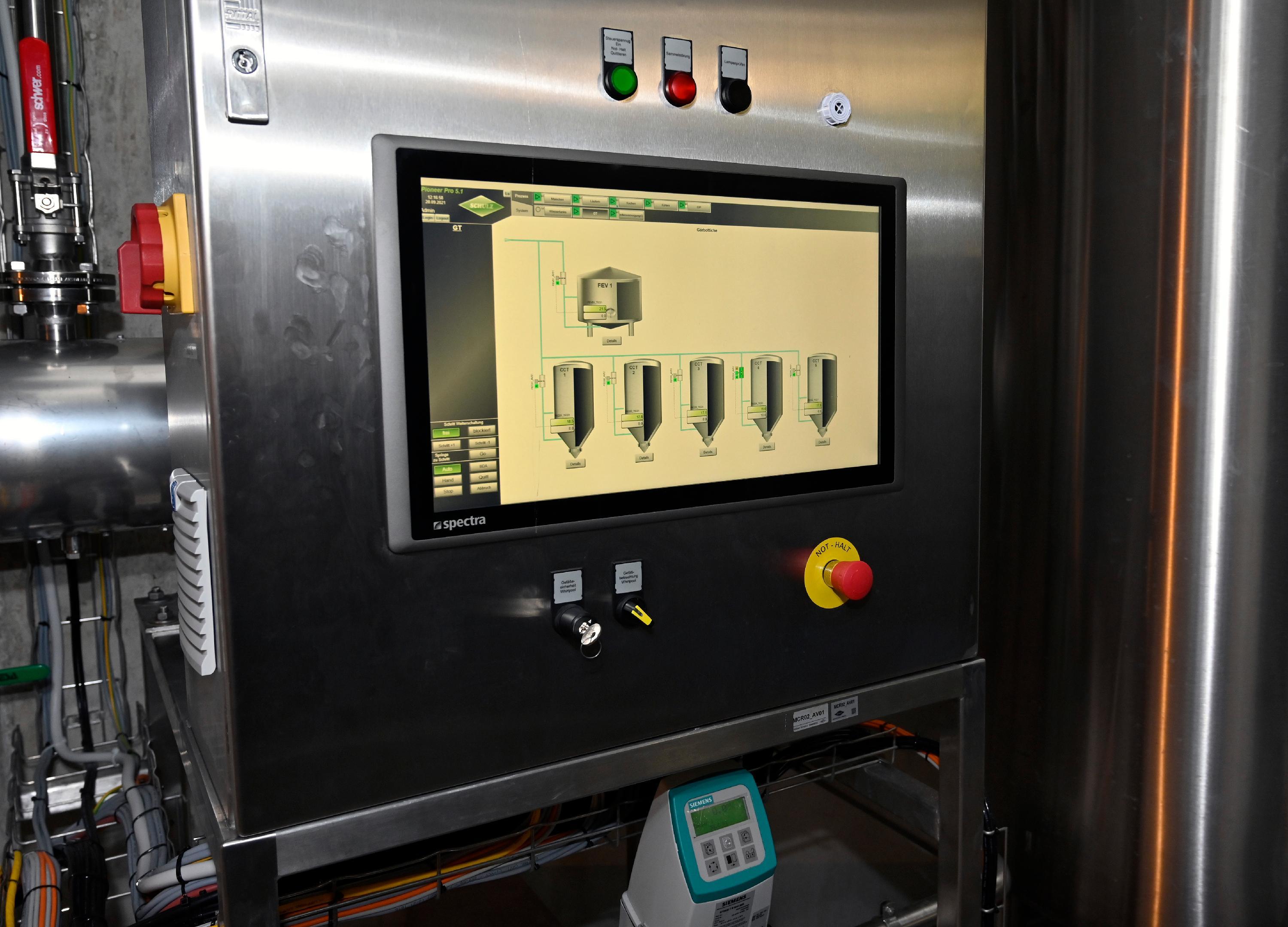 Dazu geht es ziemlich weit hinein in den Berg. Die Gänge und Kammern in dem düsteren Keller sind inzwischen hell ausgeleuchtet, vom ersten Rohreverlegen bis zur Fertigstellung im September wurde hier fleißig gearbeitet. Die Gänge haben einen neuen Betonboden und dann noch Fliesen bekommen.