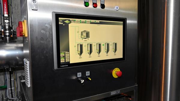 Dazu geht es ziemlich weit hinein in den Berg. Die Gänge und Kammern in dem düsteren Keller sind inzwischen hell ausgeleuchtet, vom ersten Rohreverlegen bis zur Fertigstellung im September wurde hier fleißig gearbeitet. Die Gänge haben einen neuen Betonboden und dann noch Fliesen bekommen.