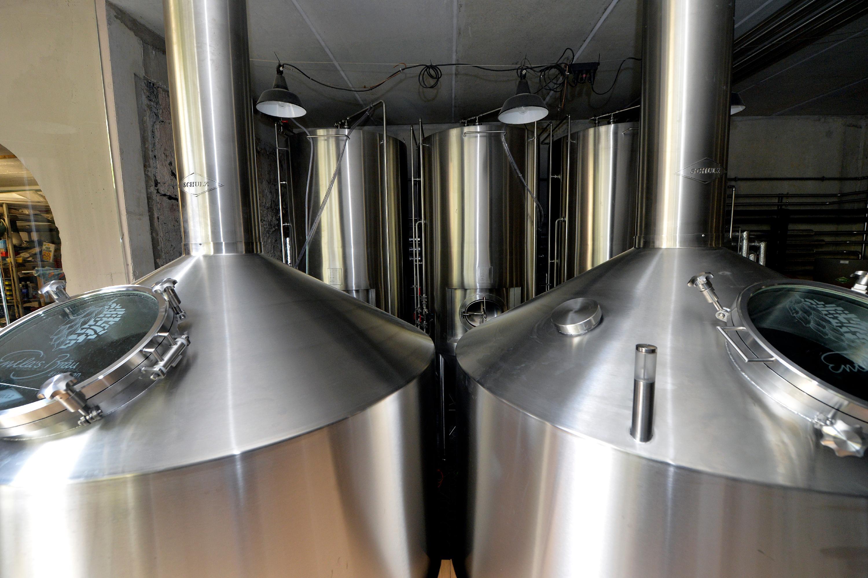 Die Sudkessel und Biertanks befinden sich in einem Anbau an einem Kellerausgang und können durch eine große Glasscheibe bewundert werden.