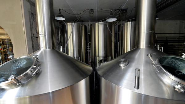 Die Sudkessel und Biertanks befinden sich in einem Anbau an einem Kellerausgang und können durch eine große Glasscheibe bewundert werden.